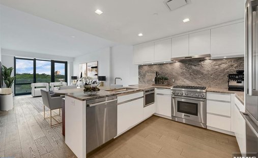 Condo in Cliffside Park, New Jersey, United States 1