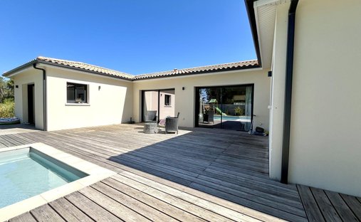 Villa in Sainte-Hélène, Nouvelle-Aquitaine, France 1