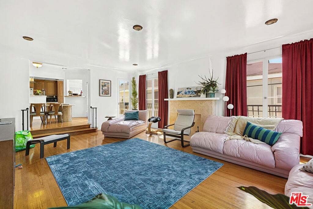 Los Angeles, California, United States 3 - 19012646