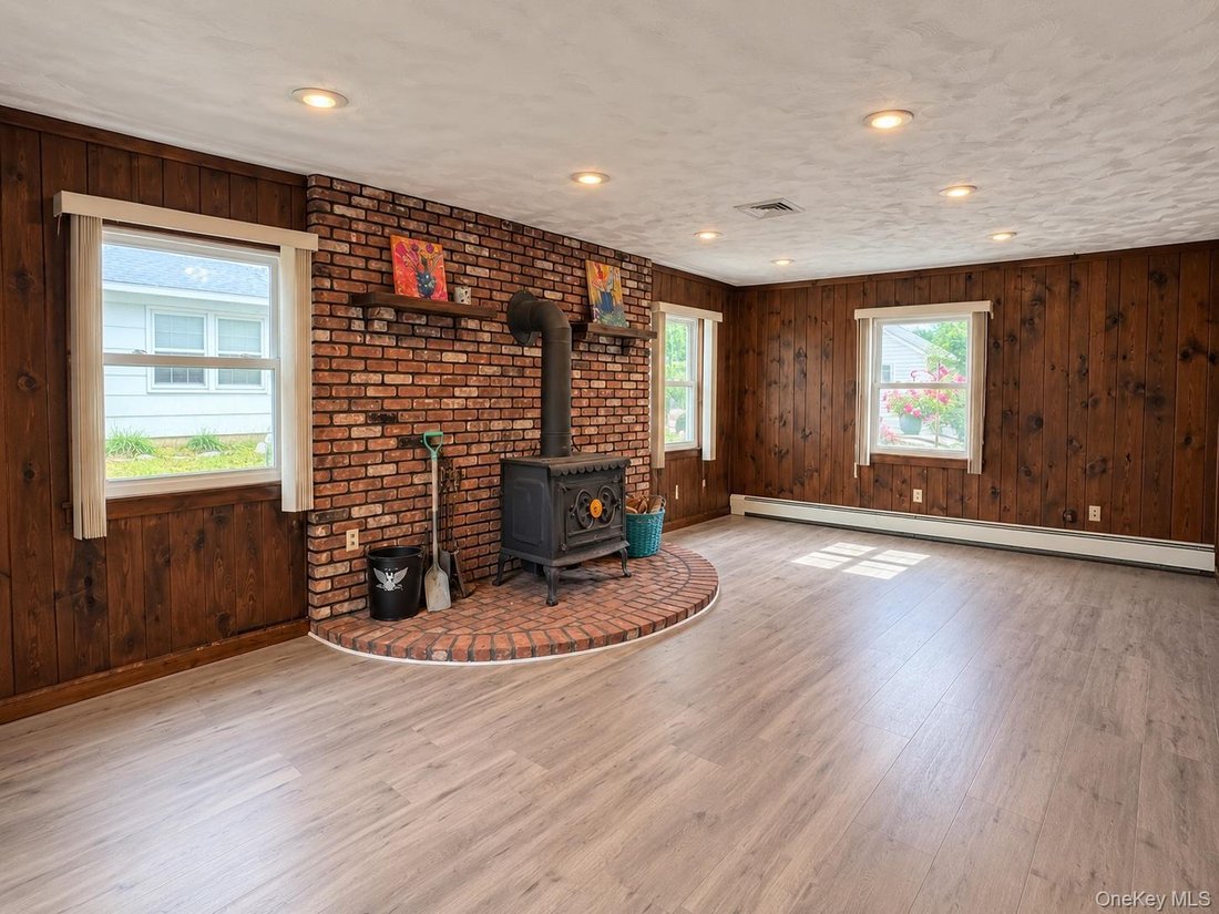 House in Lake Grove, New York, United States 4 - 18698957