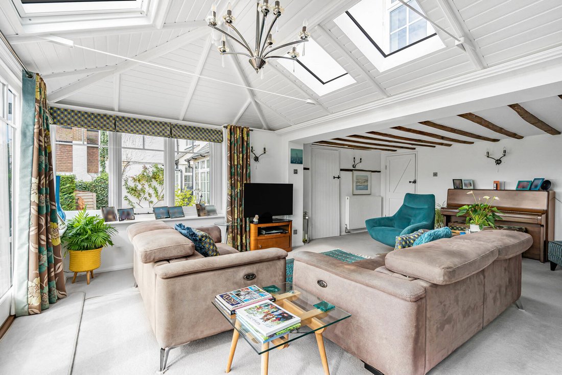 House in Lower Bourne, England 5 - 19009359
