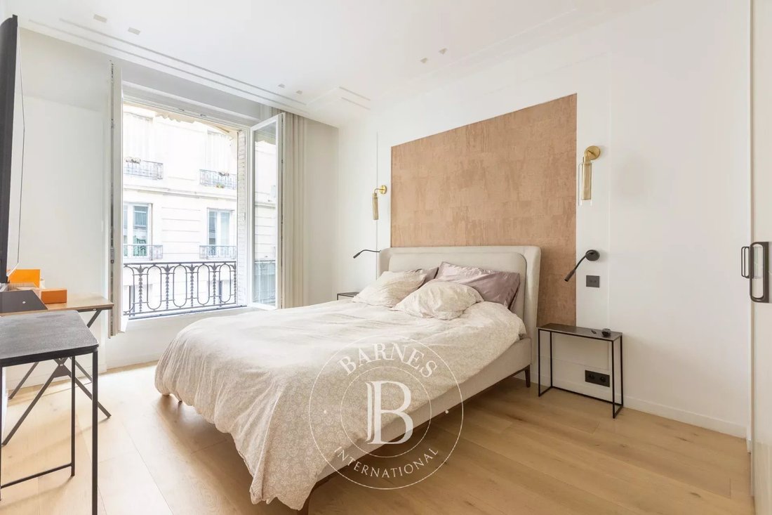 Apartment in Batignolles-Cardinet, Paris 17e Arrondissement, Paris 2 - 19010341