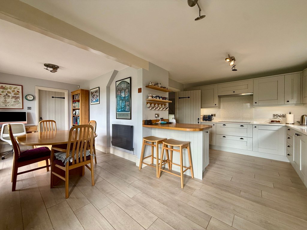 North Newton, England 3 - 19010564