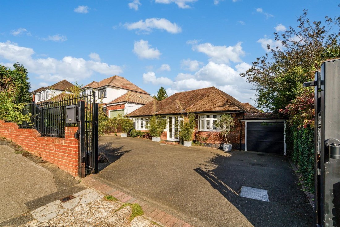 Bungalow in Tattenham Corner, Epsom and Ewell, England 1 - 19012519