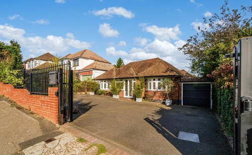 Bungalow in Tattenham Corner, Epsom and Ewell, England 1