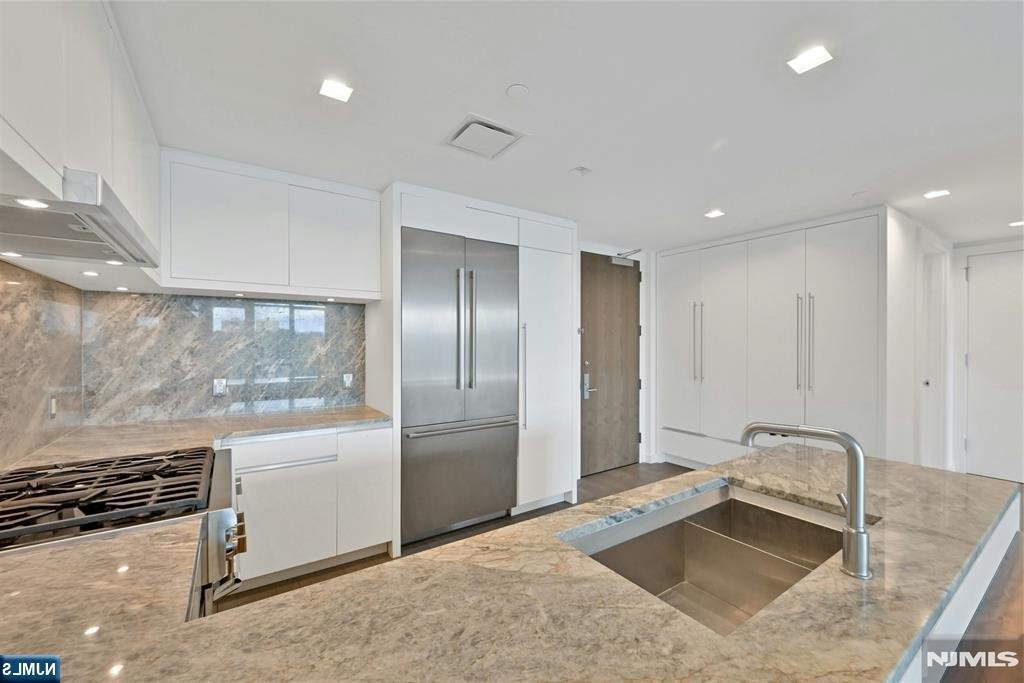 Condo in Cliffside Park, New Jersey, United States 4 - 19011816