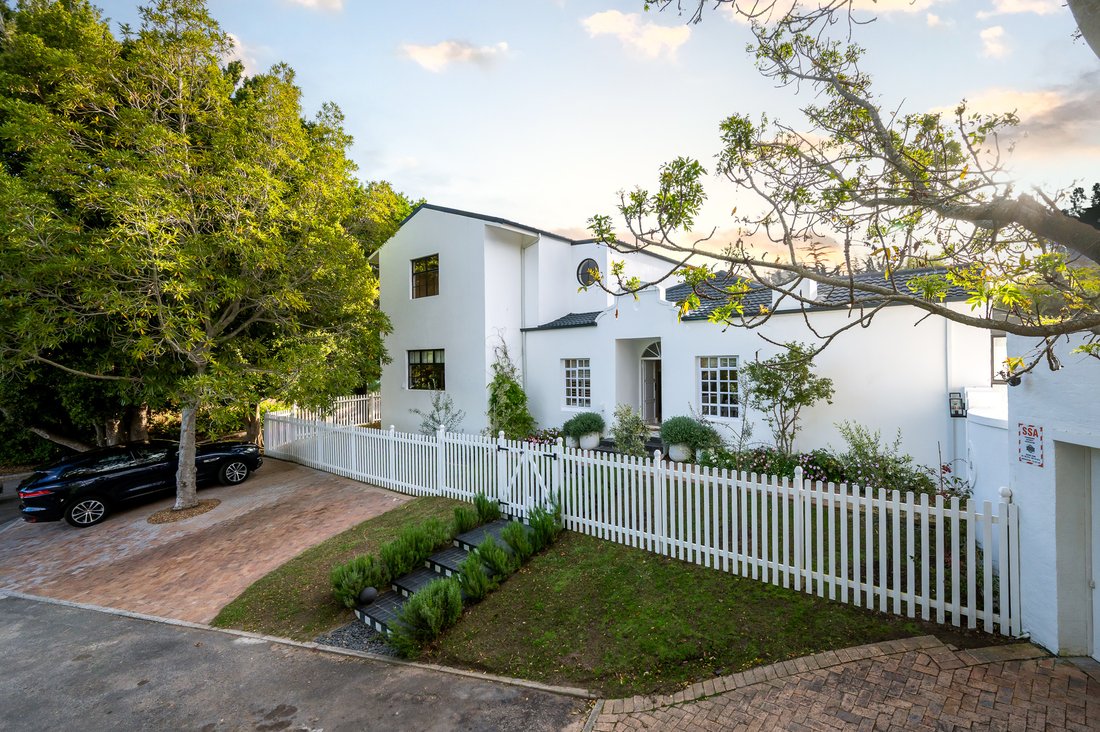 House in Constantia, Southern Suburbs, Cape Town 3 - 19011351