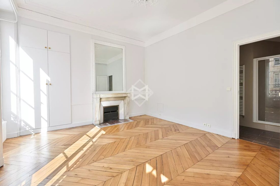 Apartment in Clichy-Trinité, Paris 9e Arrondissement, Paris 4 - 19010657