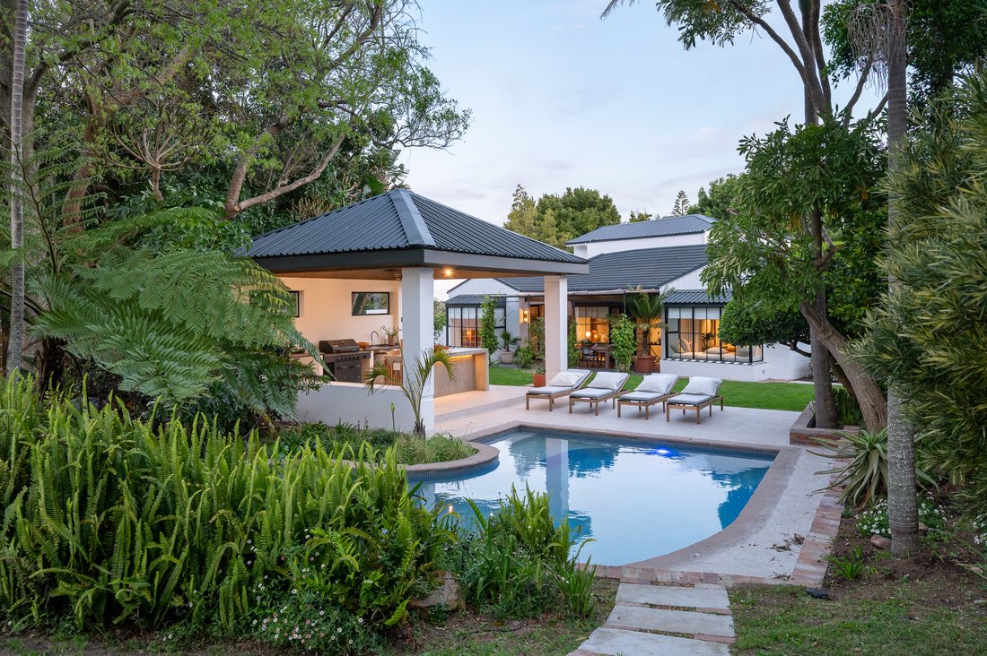 House in Constantia, Southern Suburbs, Cape Town 1 - 19011351