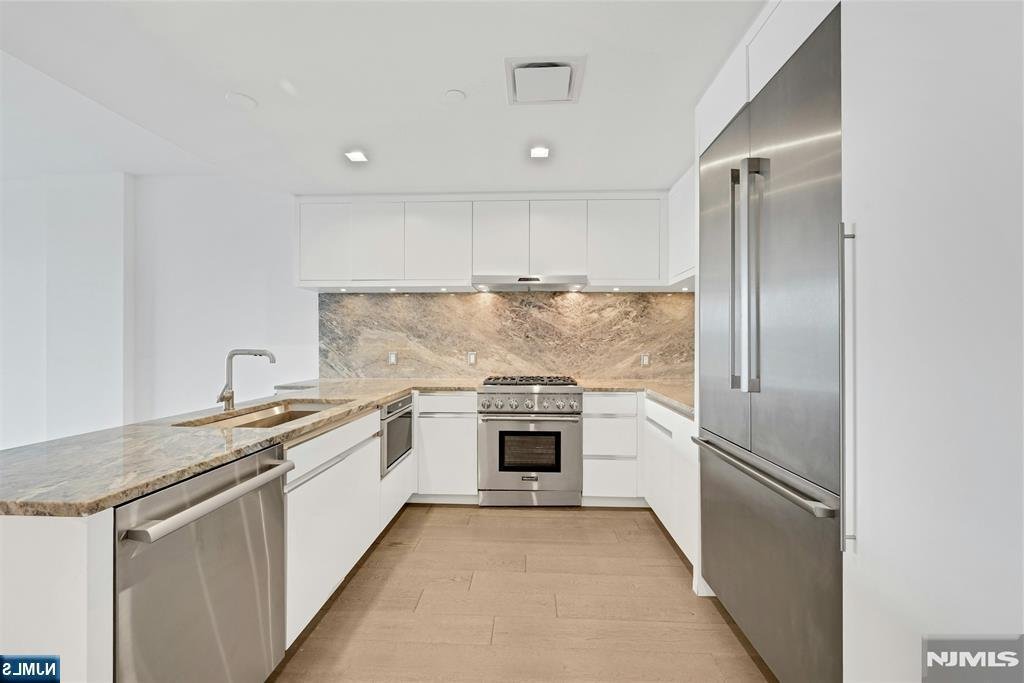 Condo in Cliffside Park, New Jersey, United States 3 - 19011816