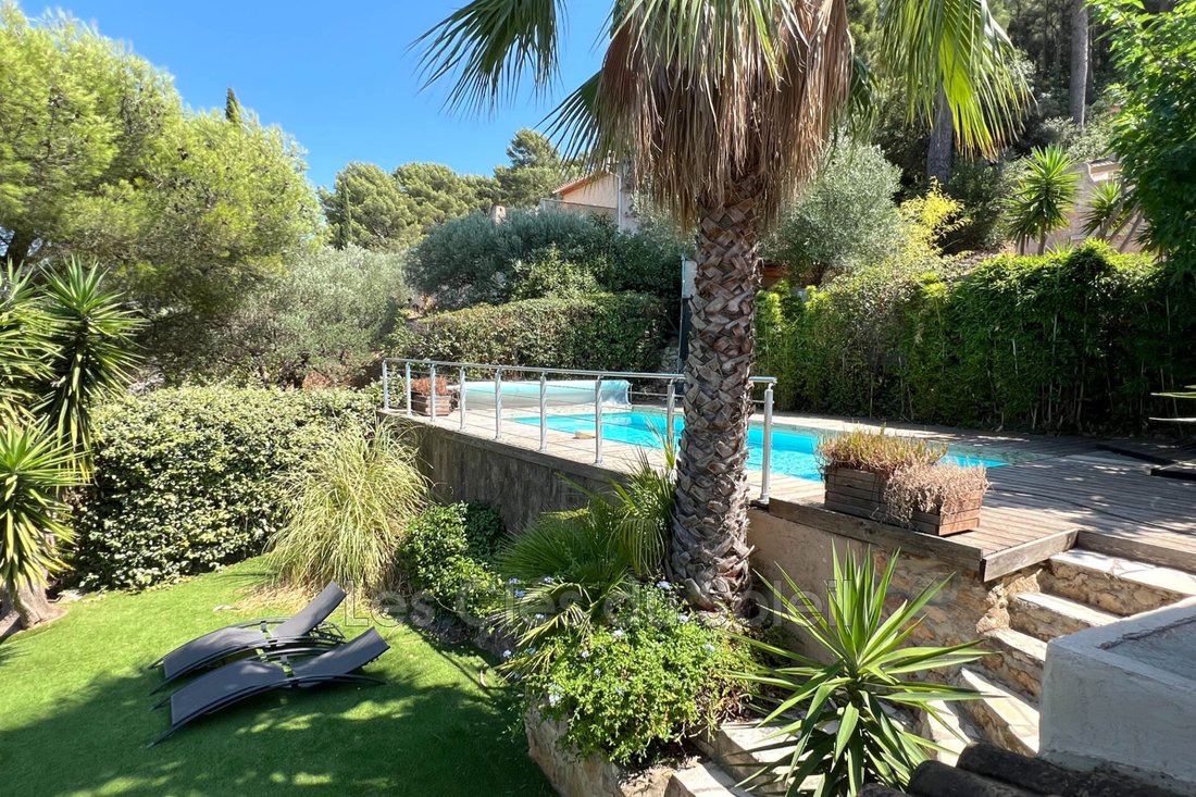 Villa en Le Revest-les-Eaux, Provenza-Alpes-Costa Azul, Francia 1 - 19010382
