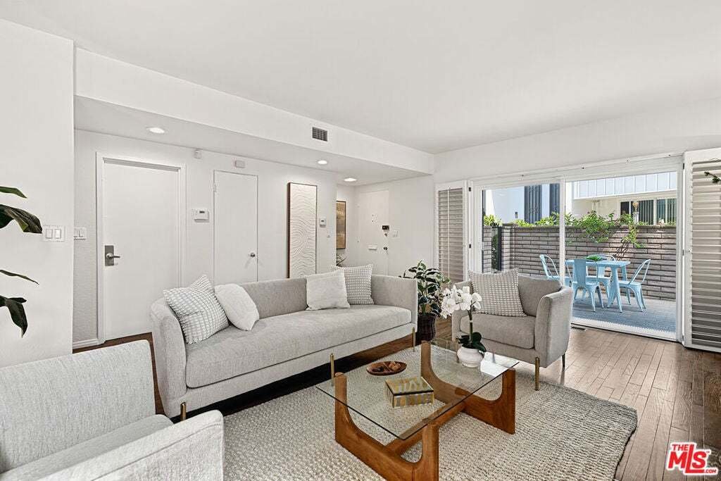 Condo in Los Angeles, California, United States 3 - 19012628