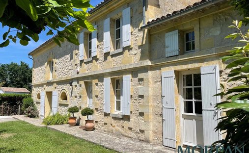 House in Saint-Medard-d'Eyrans, Nouvelle-Aquitaine, France 1