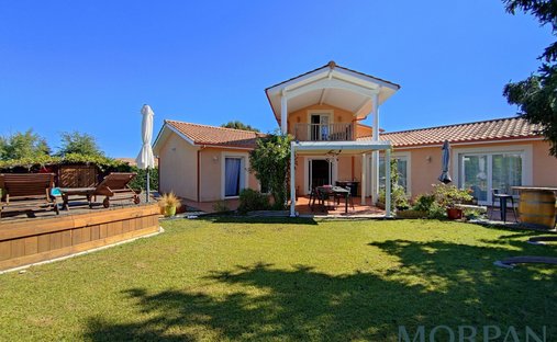 House in Saint-Medard-d'Eyrans, Nouvelle-Aquitaine, France 1