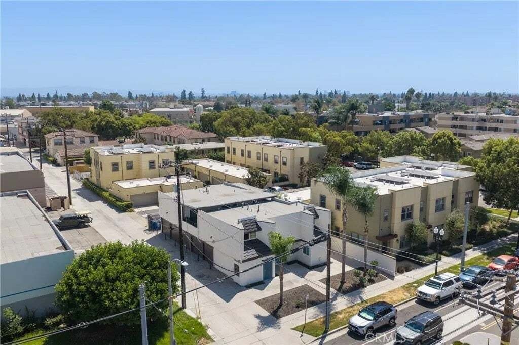 Santa Ana, California, United States 4 - 19017630