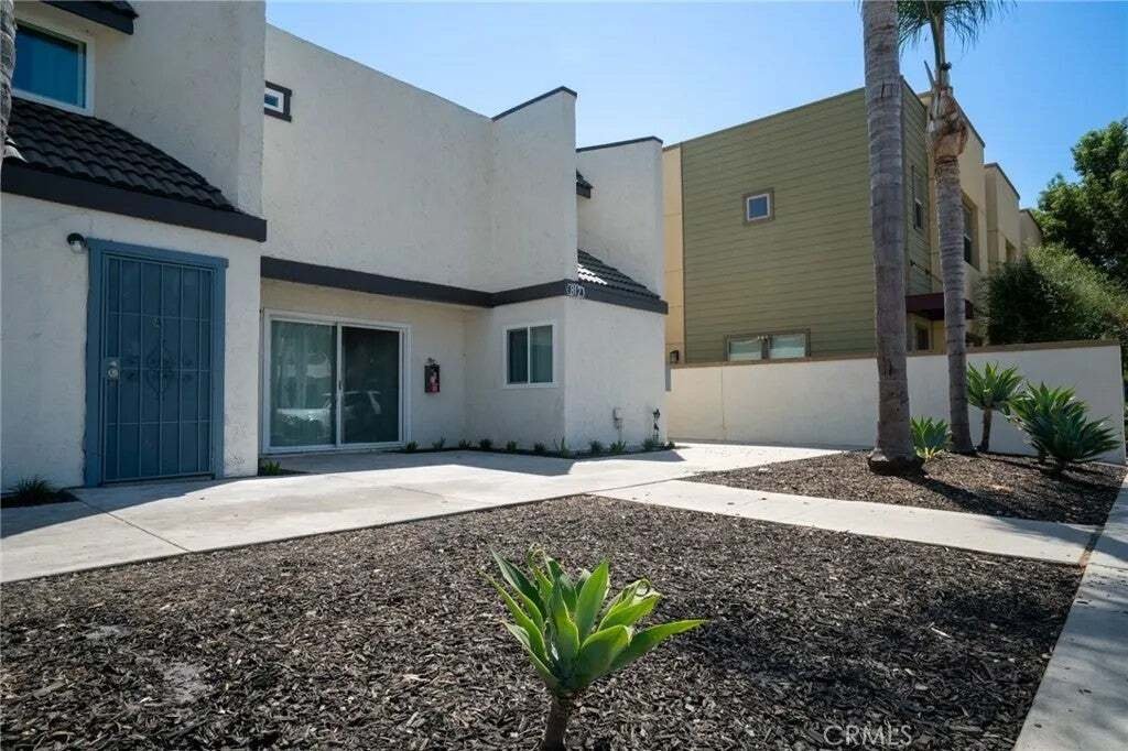 Santa Ana, California, United States 3 - 19017630
