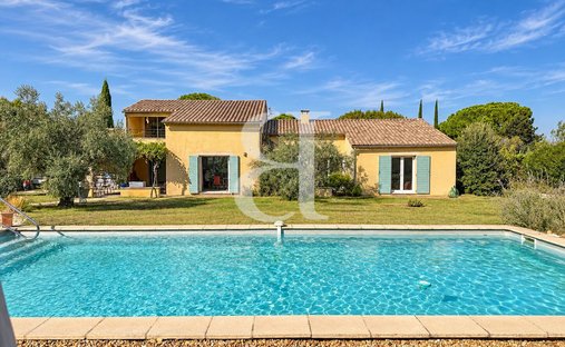 Villa in Maubec, Provence-Alpes-Côte d'Azur, France 1
