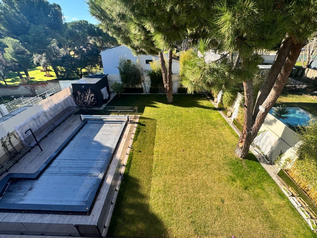 Villa in Boadilla del Monte, Comunidad de Madrid, Spain 1 - 19019279