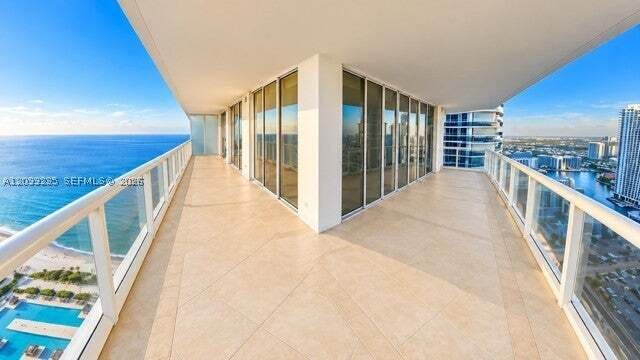 Condo in Hallandale Beach, Florida, United States 5 - 19017916