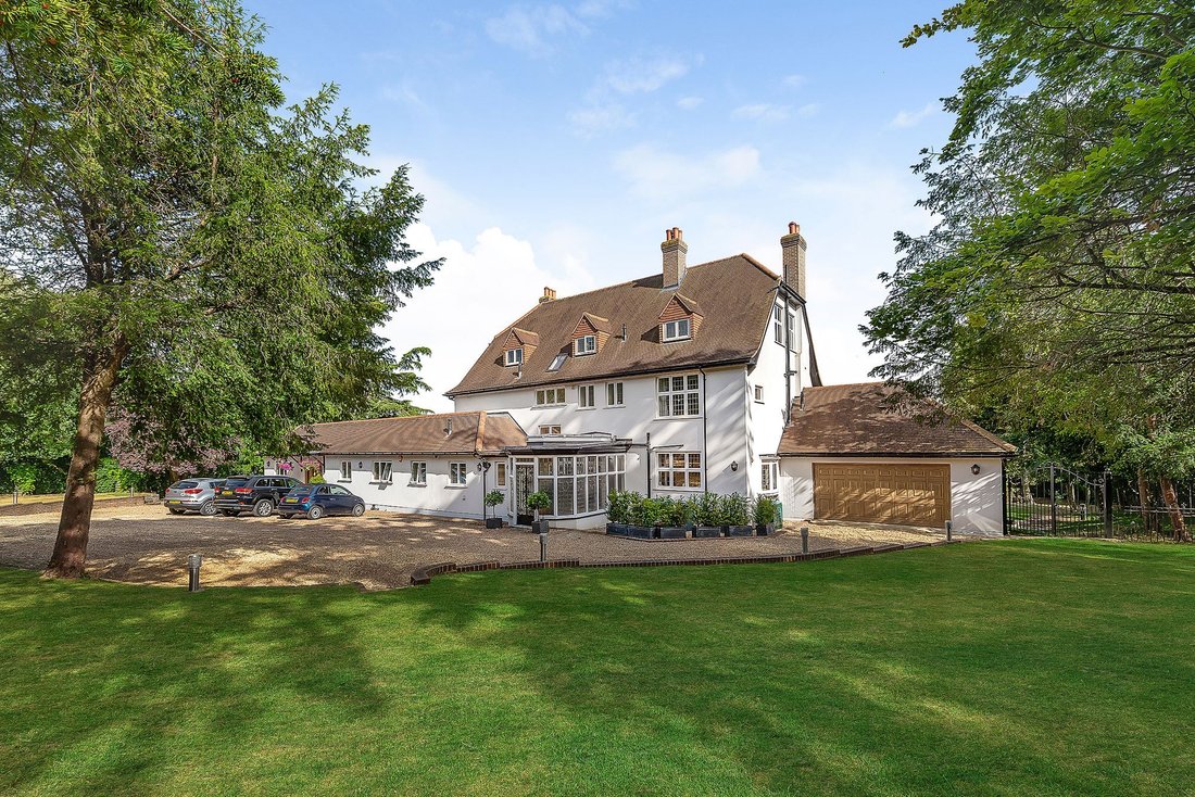 House in Woodcote Green, London Borough of Croydon, England 1 - 19018127