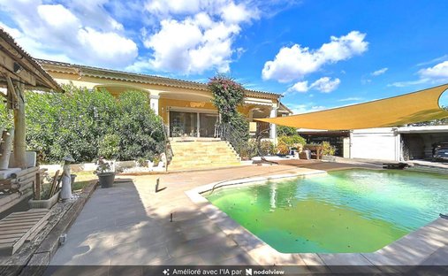 Villa in Le Cannet-des-Maures, Provence-Alpes-Côte d'Azur, France 1