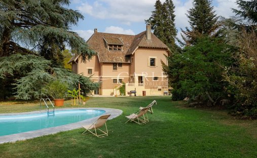 Estate in Saint-Jean-de-Niost, Auvergne-Rhône-Alpes, France 1