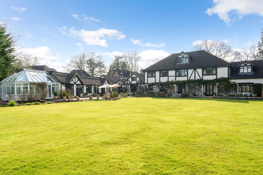 House in Oxshott, Elmbridge, England 2 - 19020161