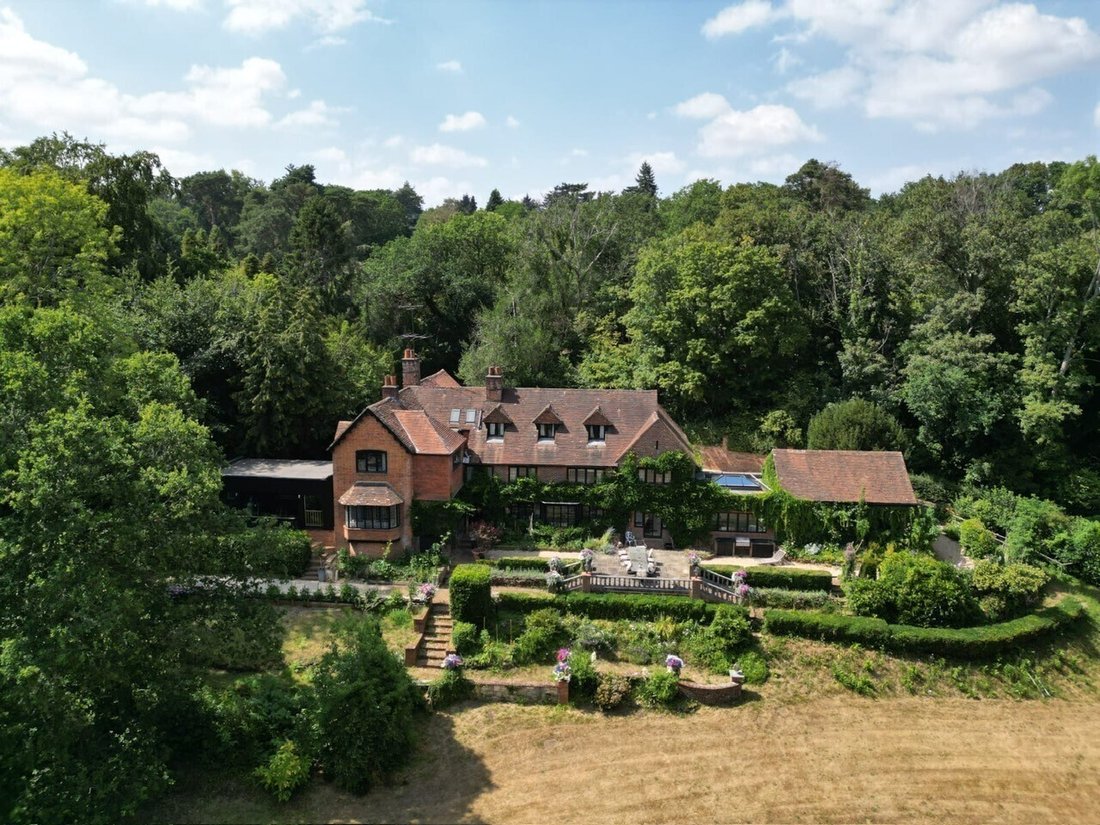 House in Lower Bourne, England 1 - 19020205