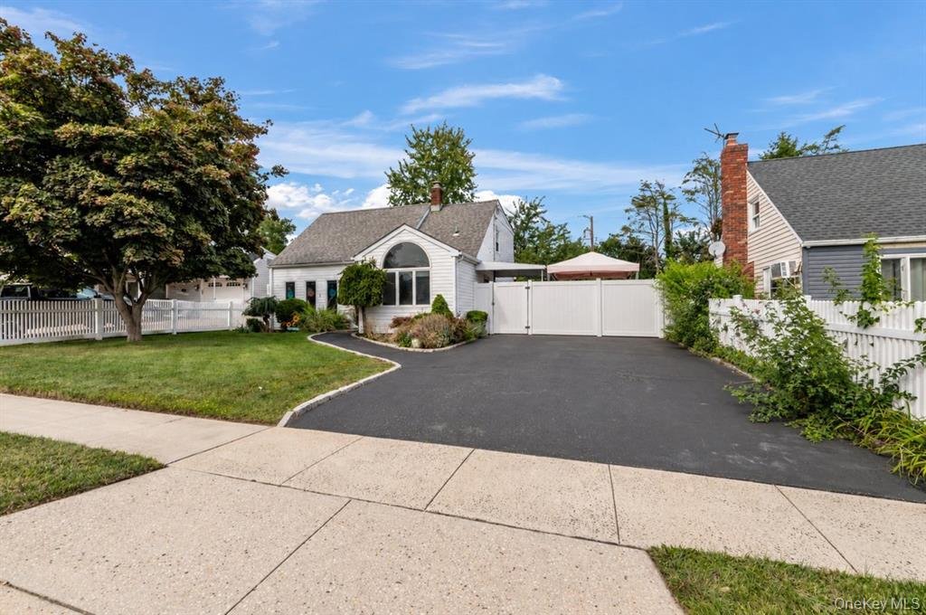House in Levittown, New York, United States 2 - 19022035