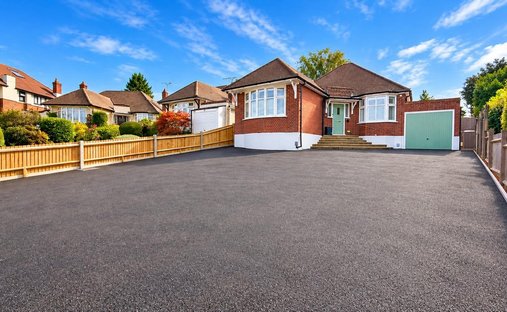 Bungalow in North Looe, Epsom and Ewell, England 1