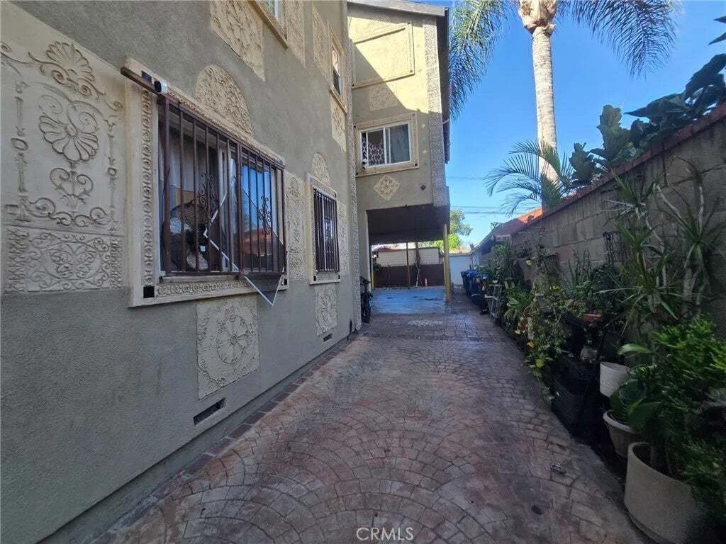 Los Angeles, California, United States 3 - 19027060