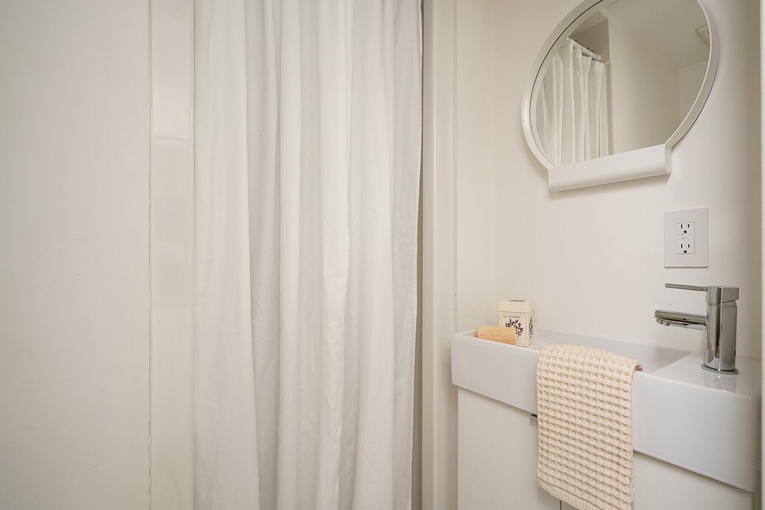 Condo in Toronto, Ontario, Canada 3 - 19028063