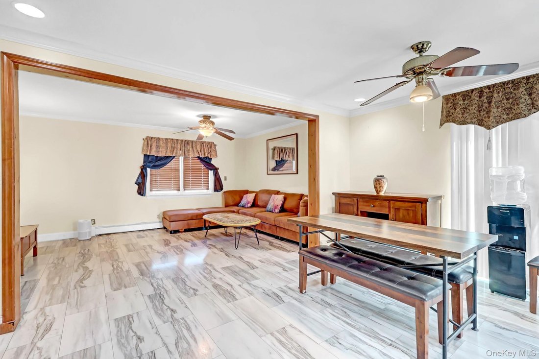 House in West Babylon, New York, United States 5 - 19034492