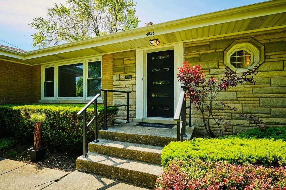 House in Skokie, Illinois, United States 4 - 19024171
