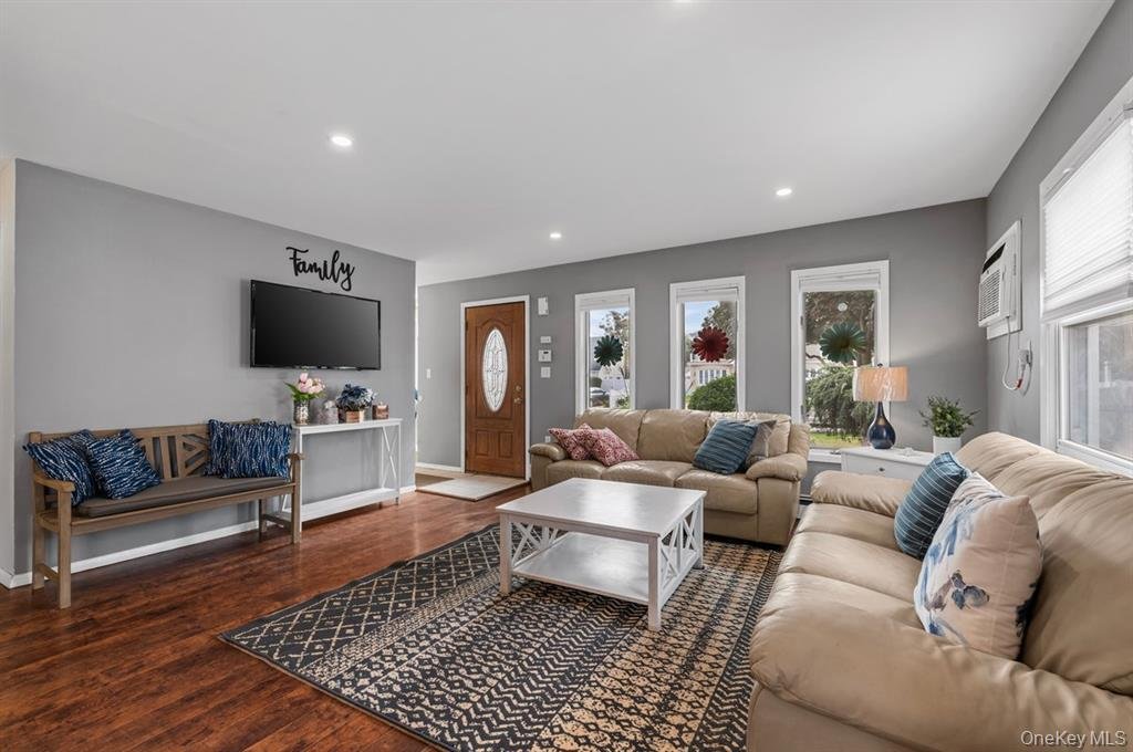 House in Levittown, New York, United States 5 - 19022035