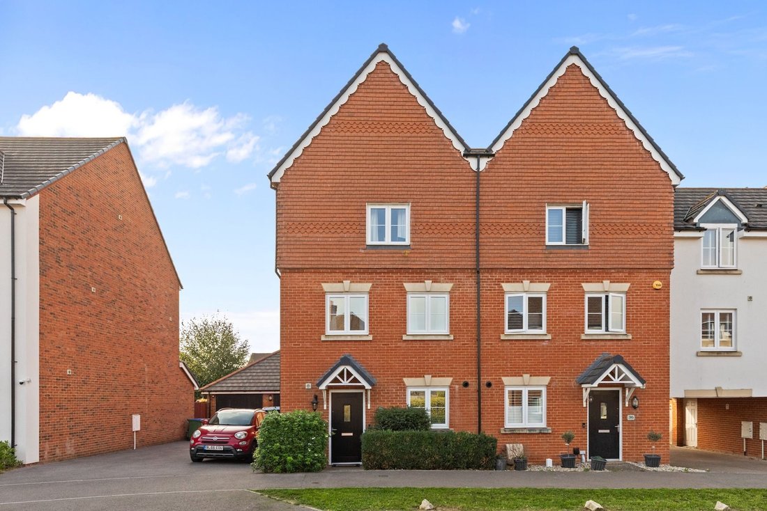House in Broadbridge Heath, England 1 - 19029885