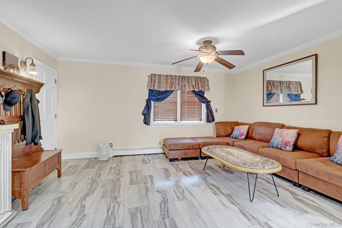 House in West Babylon, New York, United States 4 - 19034492