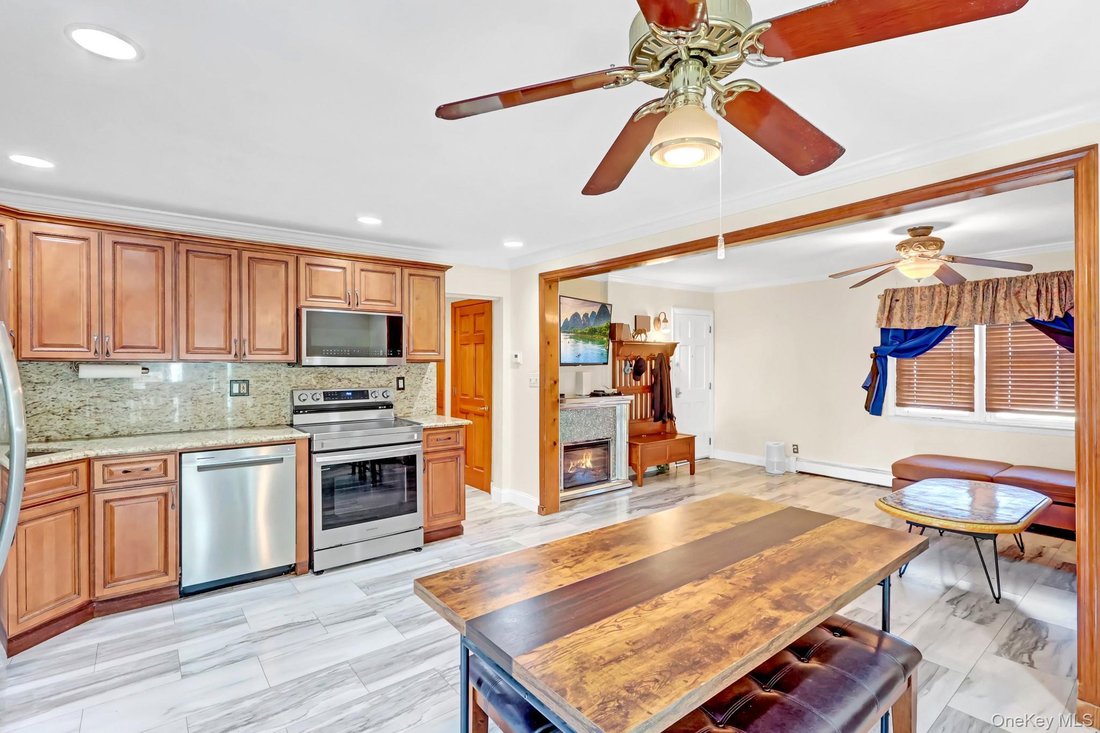 House in West Babylon, New York, United States 3 - 19034492