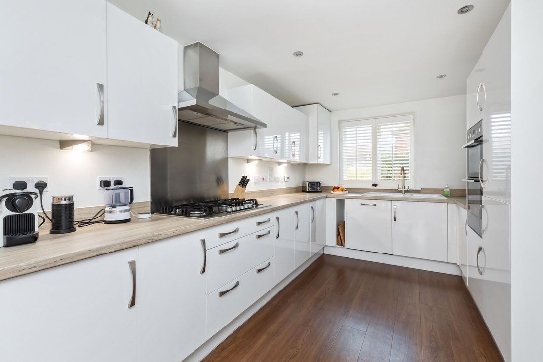 House in Broadbridge Heath, England 5 - 19029885