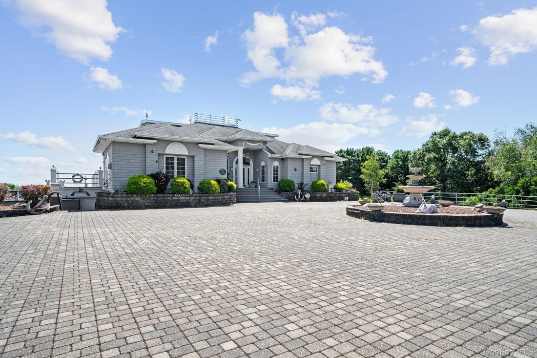 House in Center Moriches, New York, United States 2 - 19024838