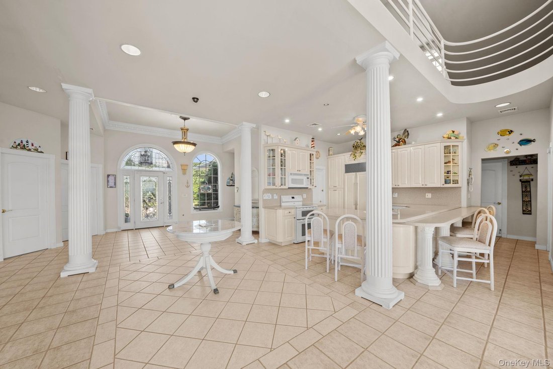 House in Center Moriches, New York, United States 5 - 19024838