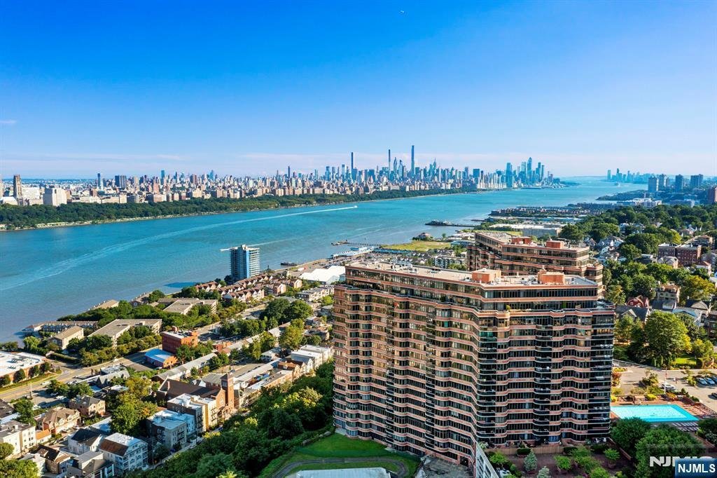 Condo in Cliffside Park, New Jersey, United States 4 - 19028667