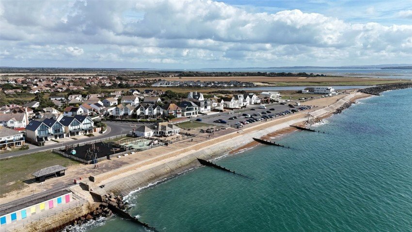 Haus in Milford-on-Sea, England 2 - 18982826