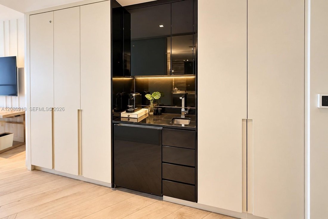 Condo in Miami Beach, Florida, United States 4 - 19025016