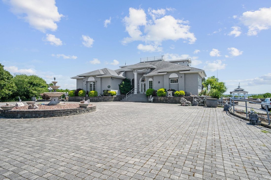 House in Center Moriches, New York, United States 4 - 19024838