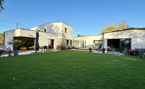 Villa in Mauves-sur-Loire, Pays de la Loire, France 1