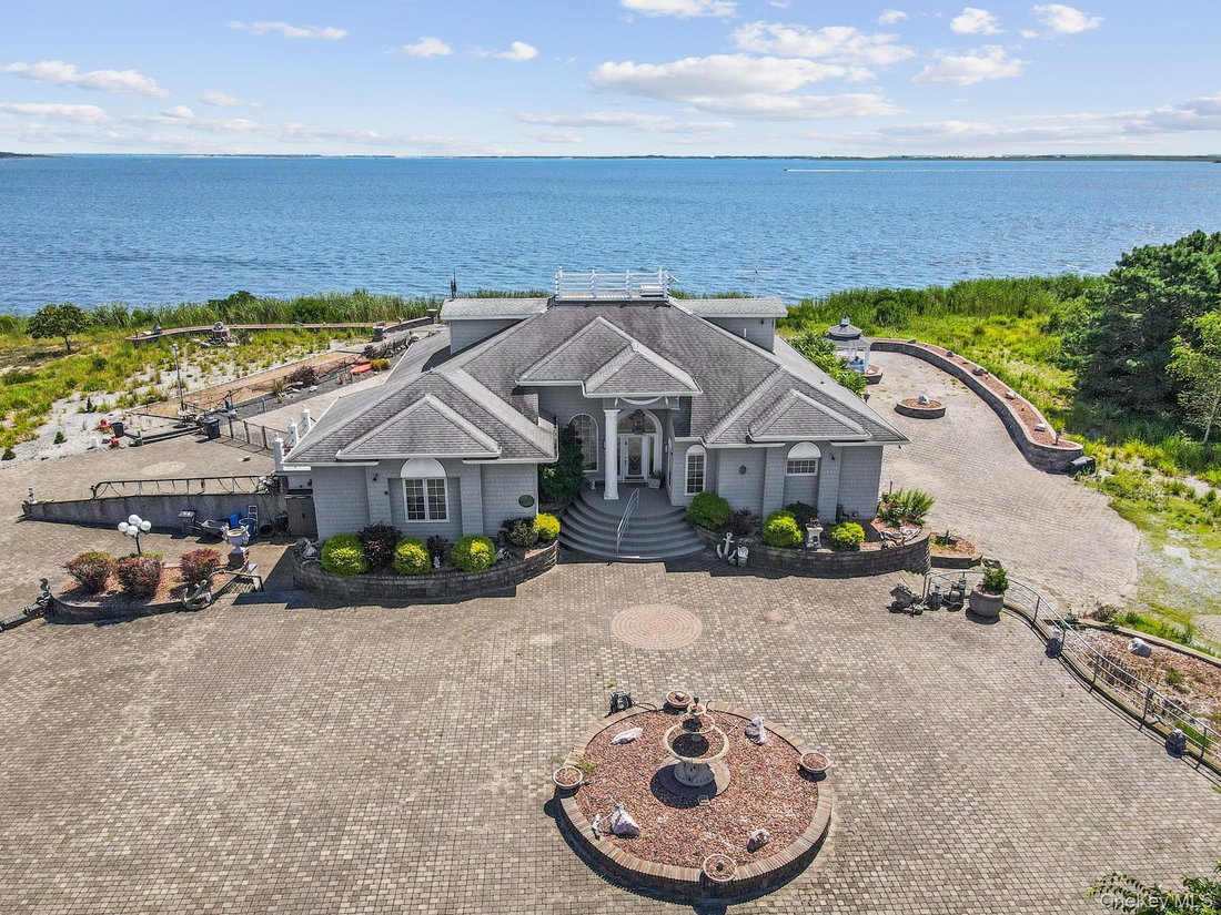 House in Center Moriches, New York, United States 1 - 19024838