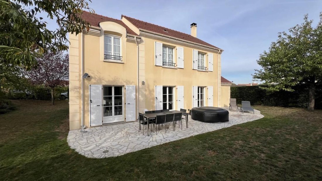 House in Les Clayes-sous-Bois, Ile-de-France, France 1 - 19021707