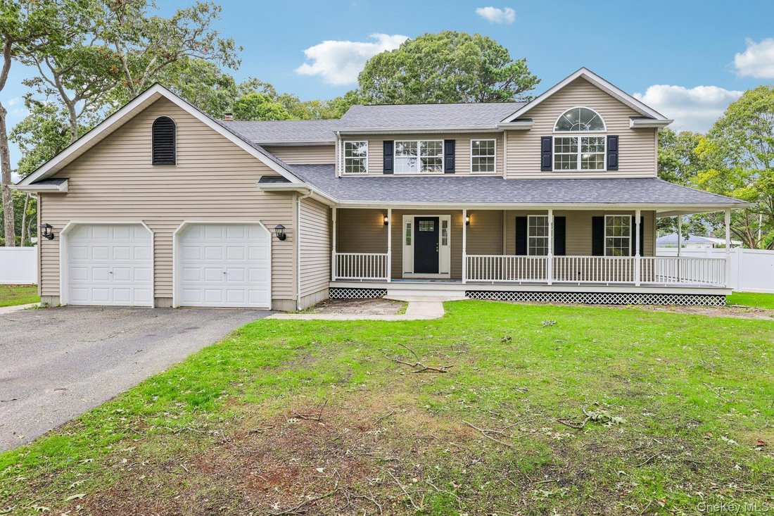 House in Shirley, New York, United States 1 - 19020595