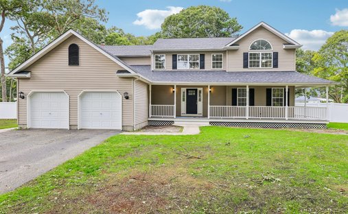 House in Shirley, New York, United States 1